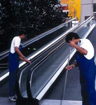 Reinigung von Rolltreppengeländer